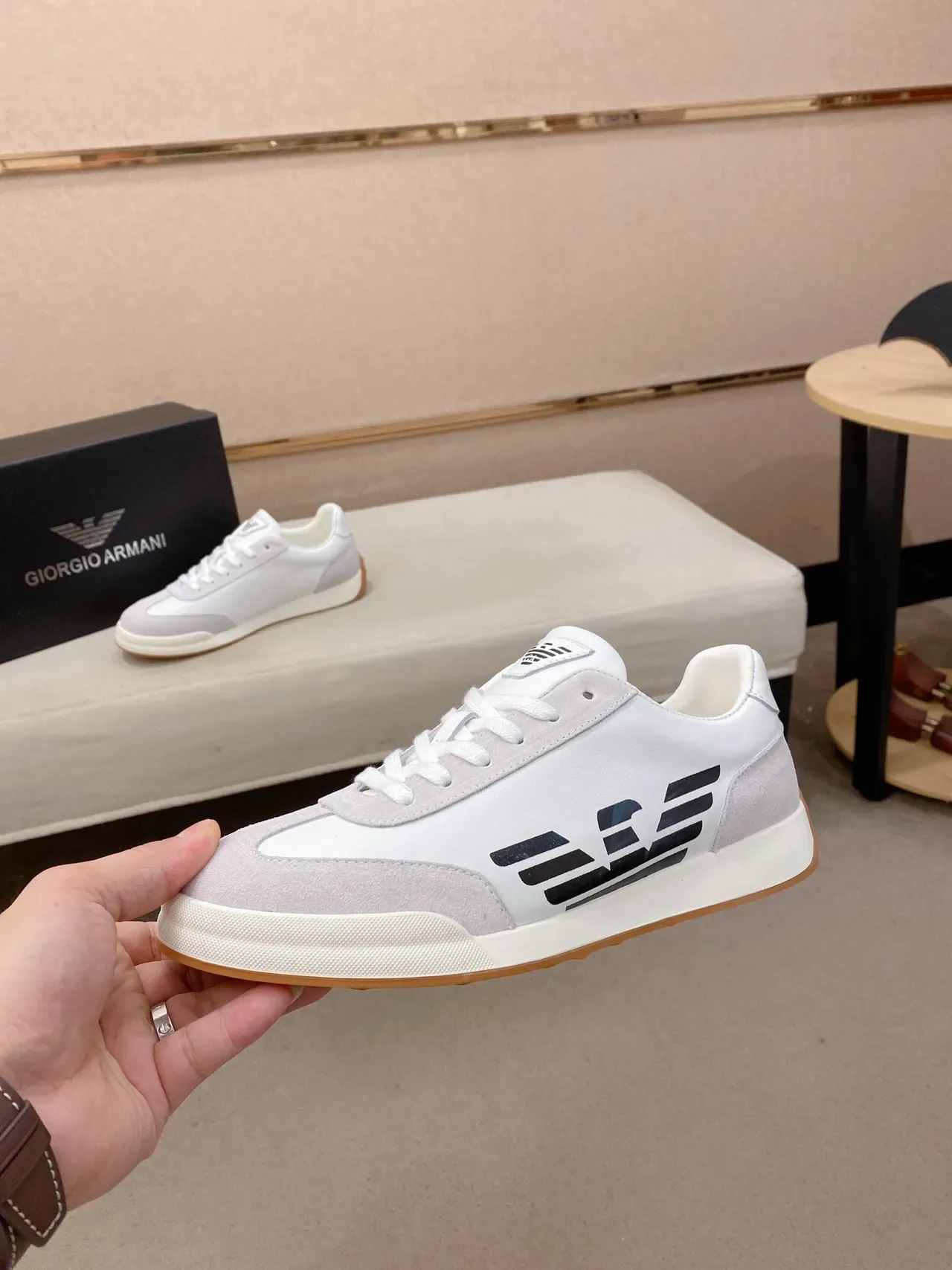 Emporio Armani Baskets lifestyle basses à panneaux en suédé et cuir blanc gris 3