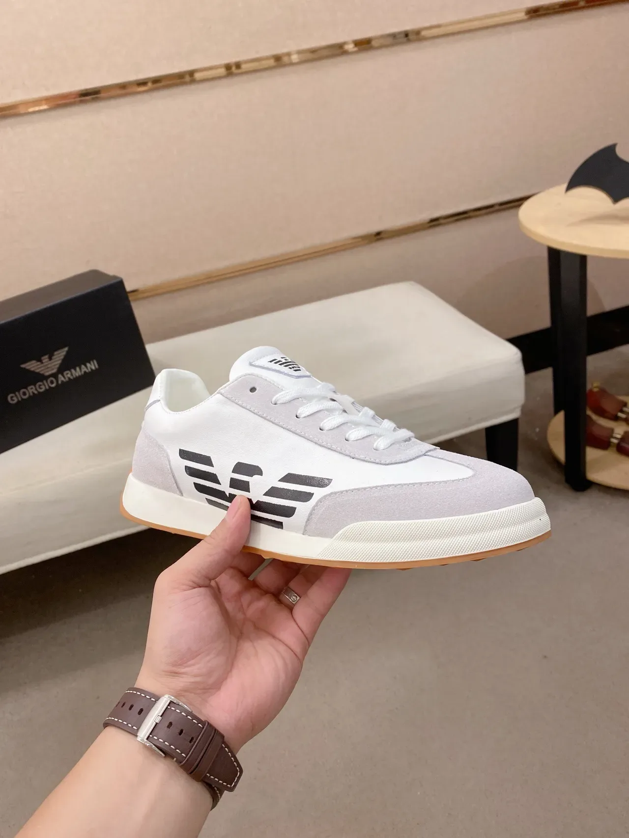 Emporio Armani Baskets lifestyle basses à panneaux en suédé et cuir blanc gris 4