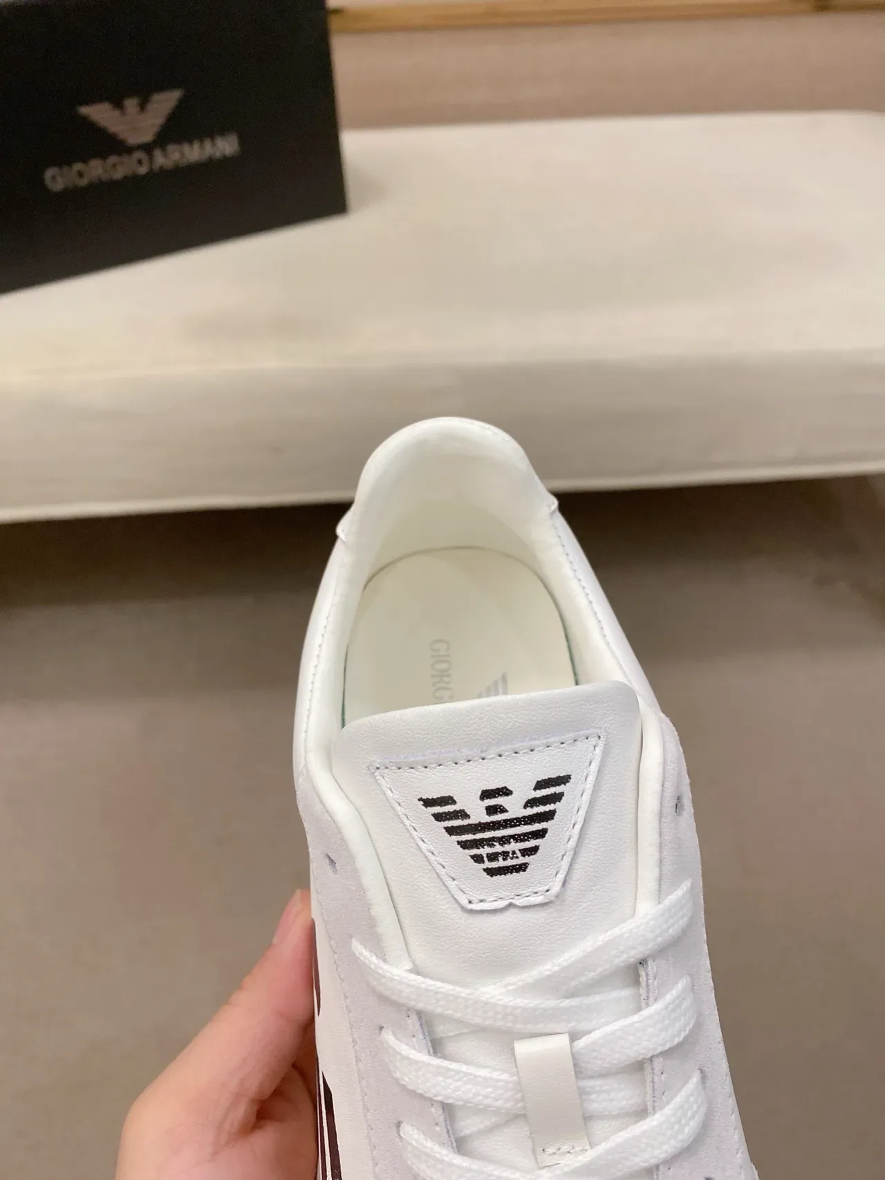Emporio Armani Baskets lifestyle basses à panneaux en suédé et cuir blanc gris 6