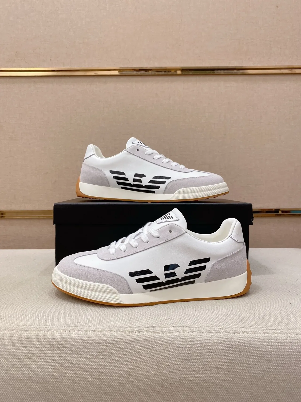 Emporio Armani Baskets lifestyle basses à panneaux en suédé et cuir blanc gris 7