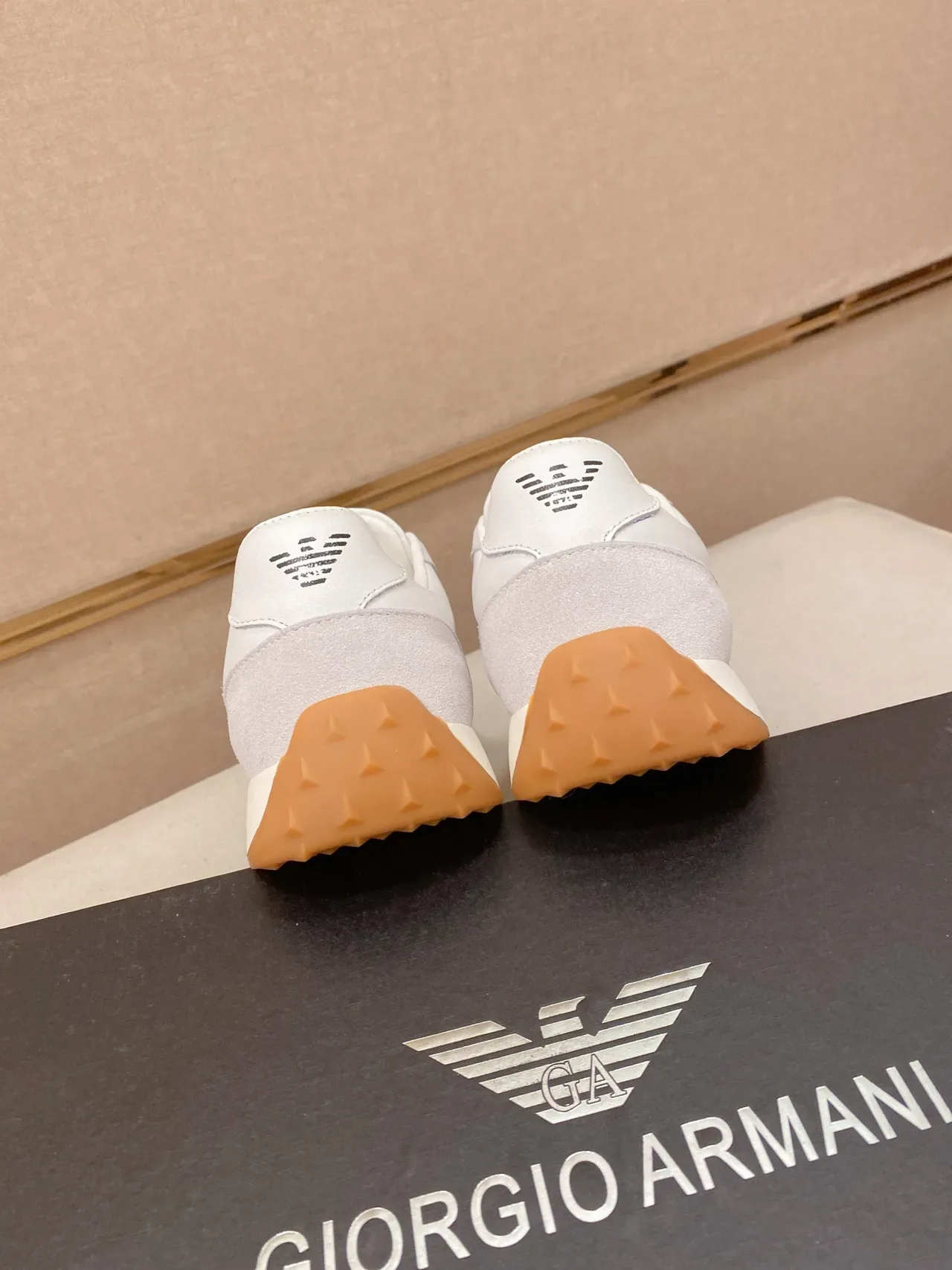 Emporio Armani Baskets lifestyle basses à panneaux en suédé et cuir blanc gris 8