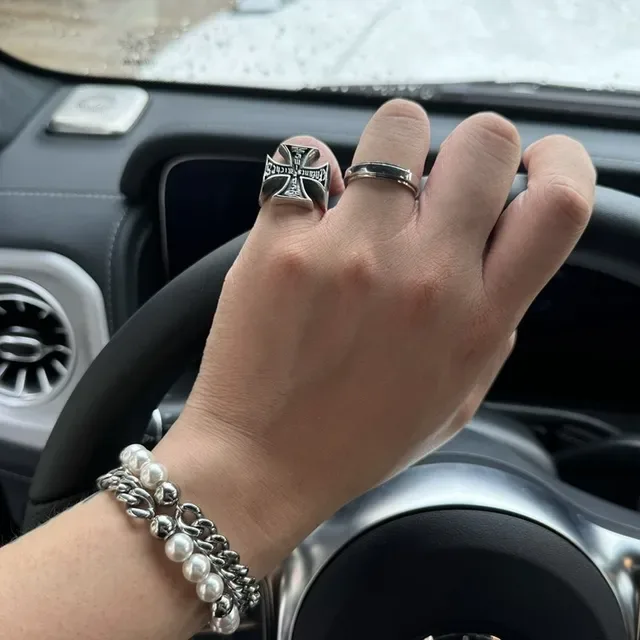Enfants Riches Déprimés Anel Esmalte Preto Cruz de Ferro 6