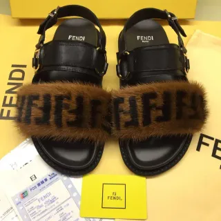 Fendi কালো বাদামী ফার-ট্রিমড মোনোগ্রামড কাজুয়াল স্যান্ডেলস