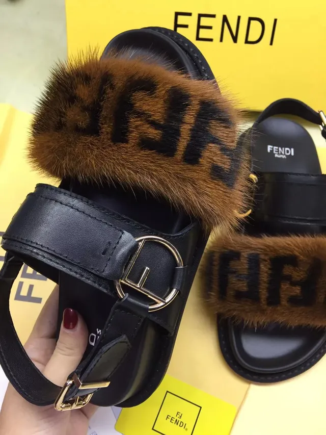 Fendi काला भूरा फर-ट्रिम्ड मोनोग्राम्ड कैजुअल सैंडल्स 2