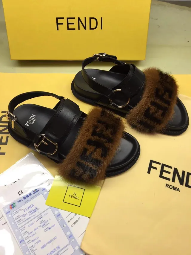 Fendi काला भूरा फर-ट्रिम्ड मोनोग्राम्ड कैजुअल सैंडल्स 3