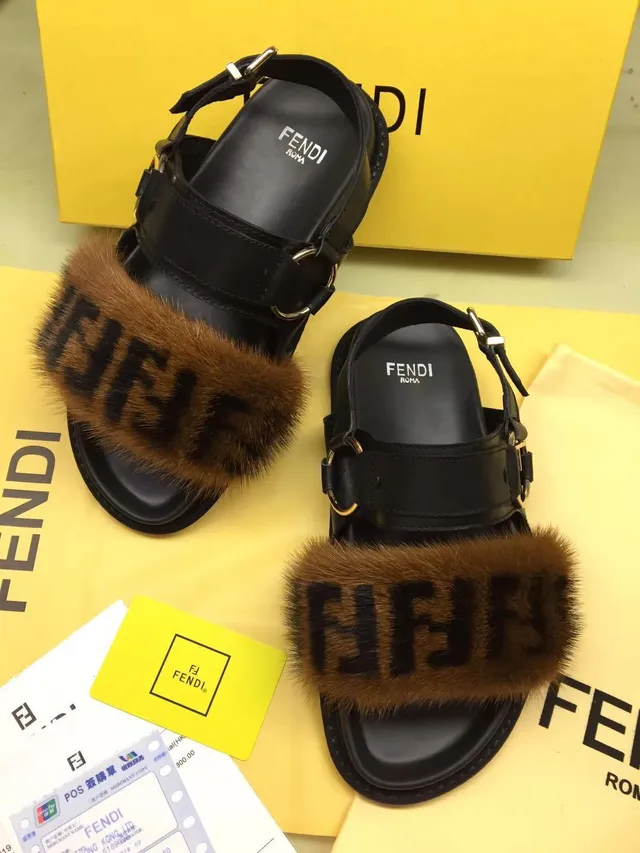 Fendi काला भूरा फर-ट्रिम्ड मोनोग्राम्ड कैजुअल सैंडल्स 4