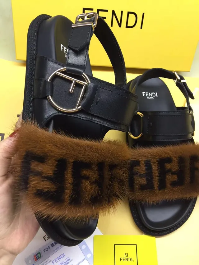 Fendi काला भूरा फर-ट्रिम्ड मोनोग्राम्ड कैजुअल सैंडल्स 5