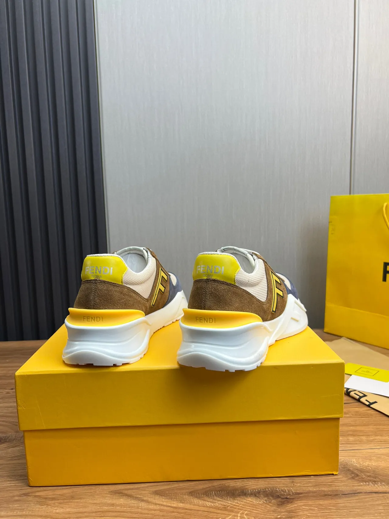 Fendi بني بحري كعب منحوت مختلط Suede-Mesh-Nubuck الجزء العلوي حذاء رياضي كبير 5