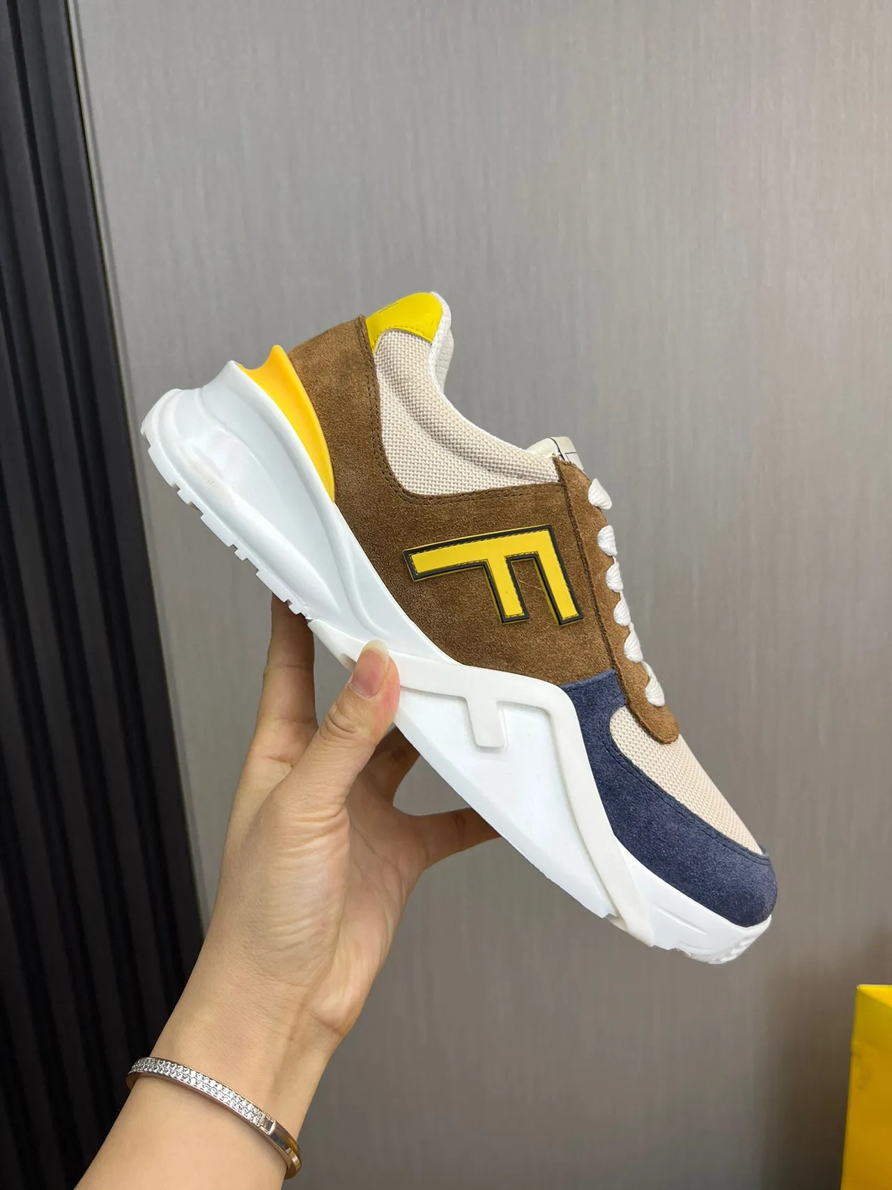 Fendi بني بحري كعب منحوت مختلط Suede-Mesh-Nubuck الجزء العلوي حذاء رياضي كبير 7
