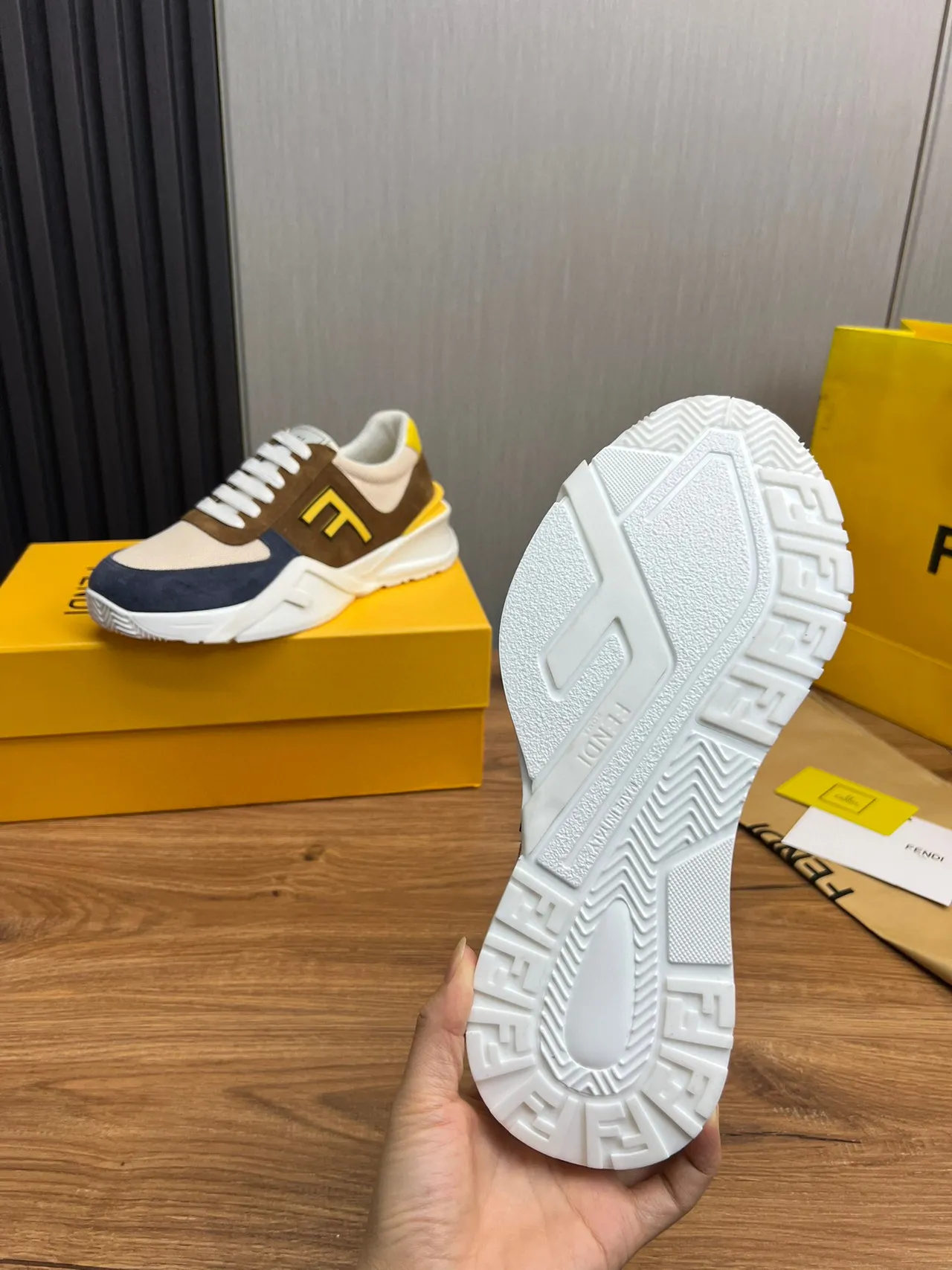 Fendi بني بحري كعب منحوت مختلط Suede-Mesh-Nubuck الجزء العلوي حذاء رياضي كبير 9