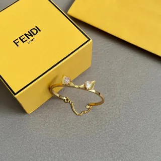 Fendi বিড়ালের কানের মোটিফ গোল্ড-টোন ক্রিস্টাল ওপেন ব্যাঙ্গেল ব্রেসলেট