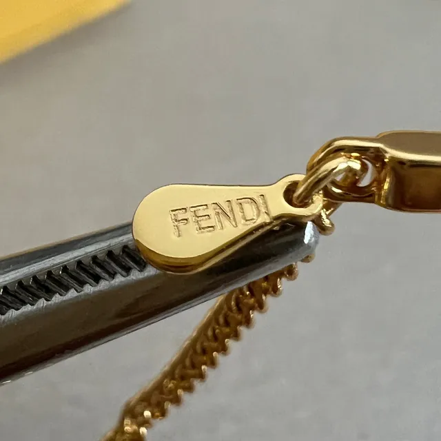 Fendi বিড়ালের কানের মোটিফ গোল্ড-টোন ক্রিস্টাল ওপেন ব্যাঙ্গেল ব্রেসলেট 2