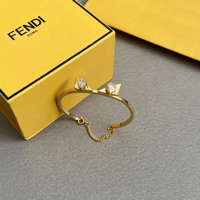 Fendi বিড়ালের কানের মোটিফ গোল্ড-টোন ক্রিস্টাল ওপেন ব্যাঙ্গেল ব্রেসলেট 5