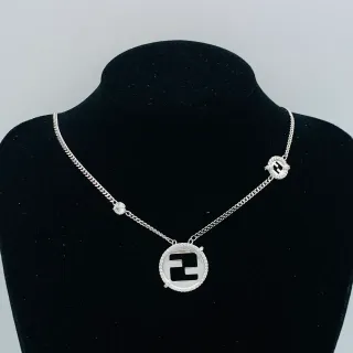 Fendi FF 标志吊坠 银黑色花式链 Pavé 水晶镶嵌边框项链