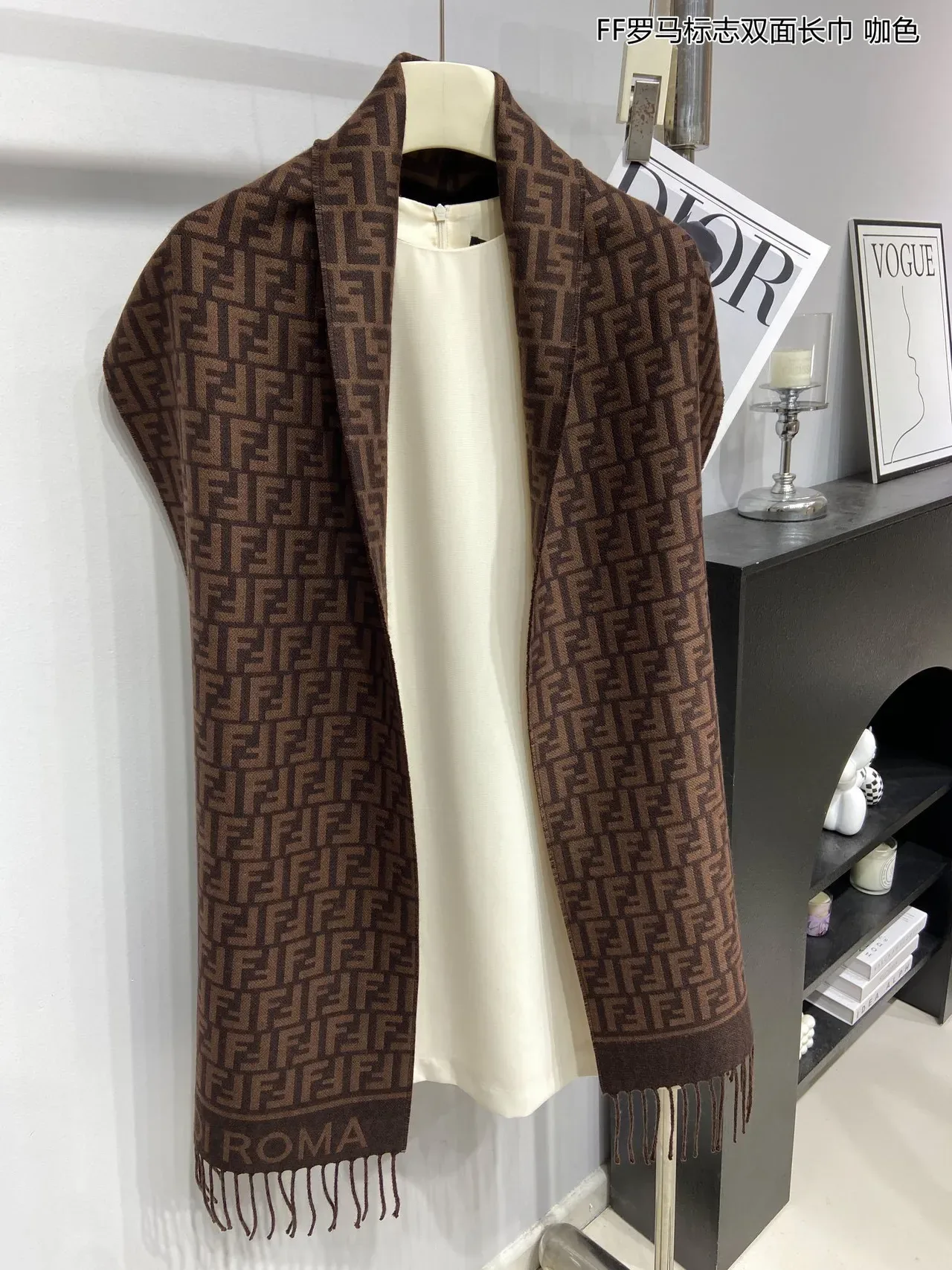 Fendi FF Monogram 棕米色流苏羊绒围巾 3