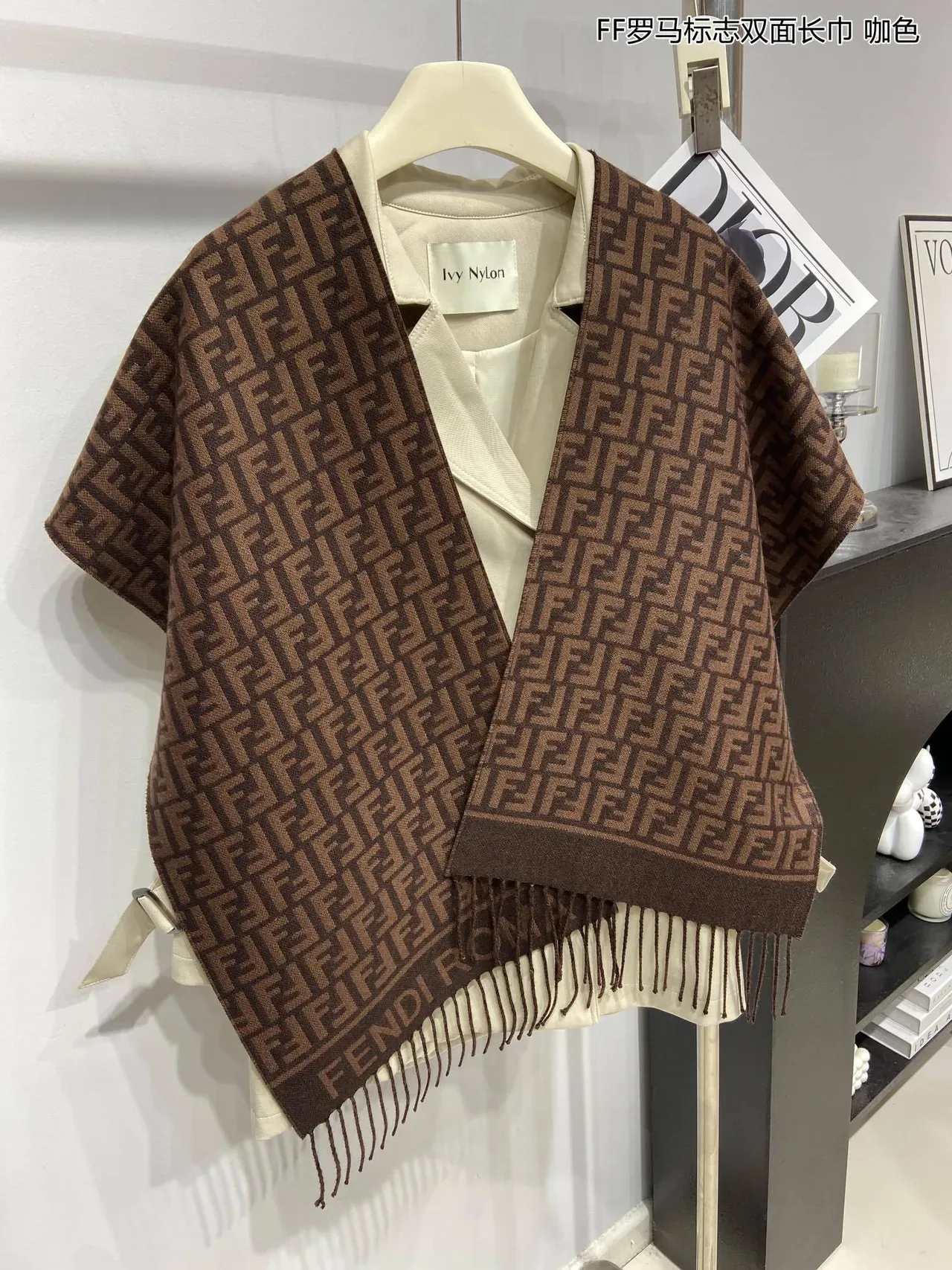 Fendi FF Monogram 棕米色流苏羊绒围巾 4