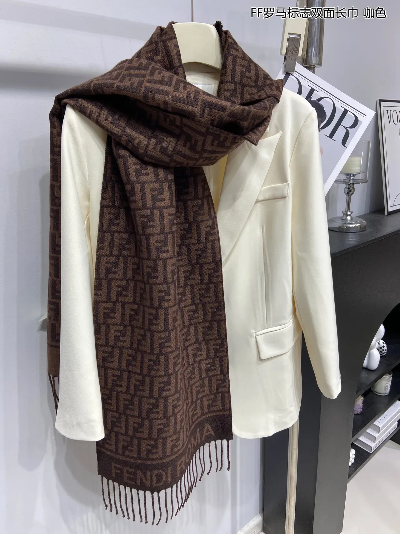 Fendi FF Monogram 棕米色流苏羊绒围巾 5