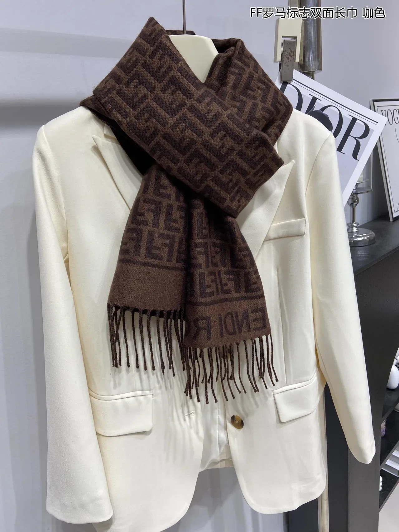 Fendi FF Monogram 棕米色流苏羊绒围巾 7