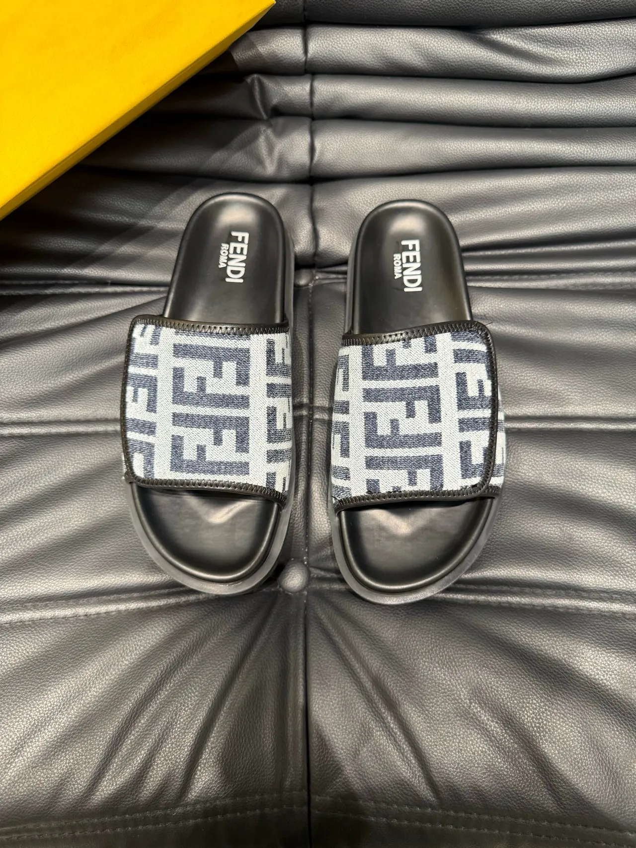 Fendi FF Monogram 拖鞋 2