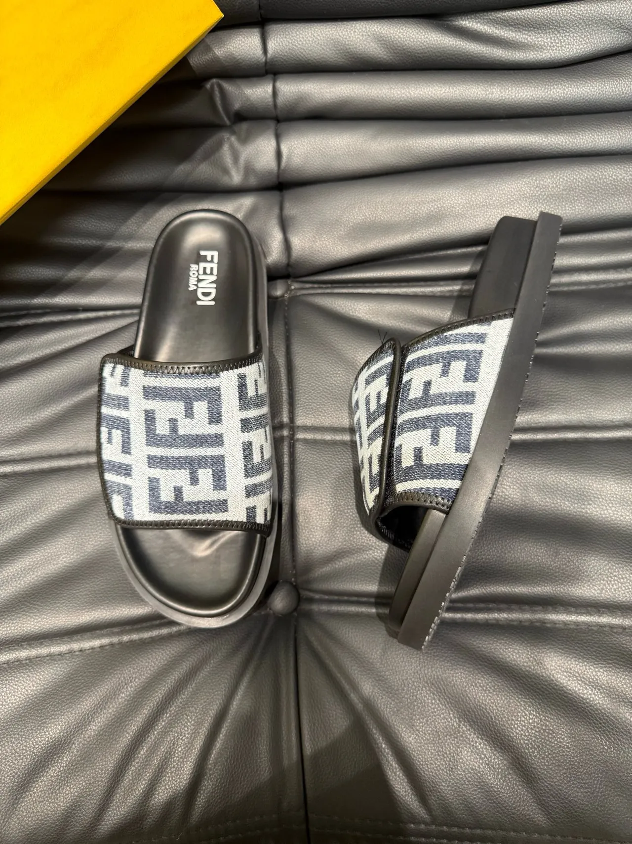 Fendi FF Monogram 拖鞋 3