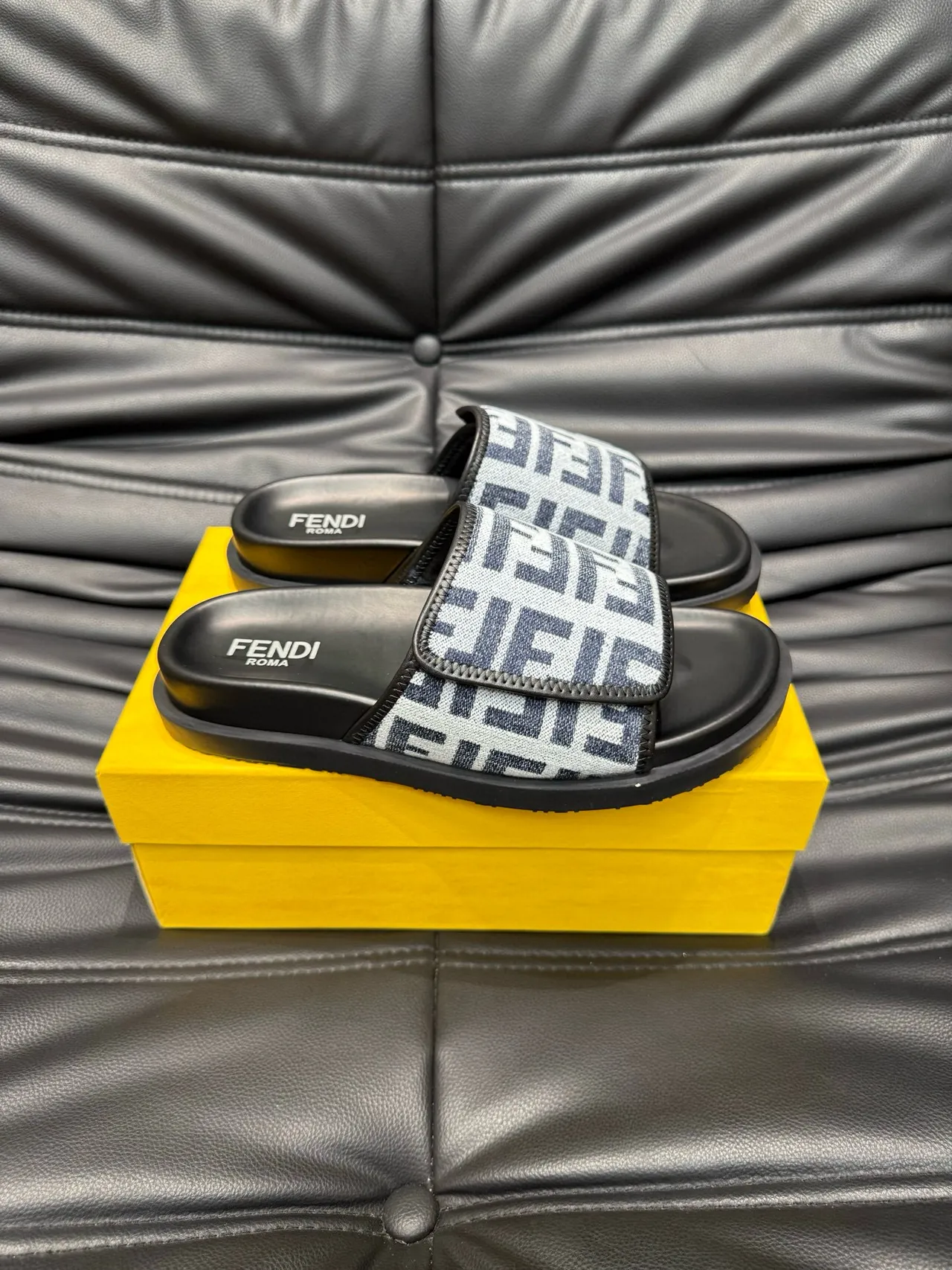 Fendi FF Monogram 拖鞋 4