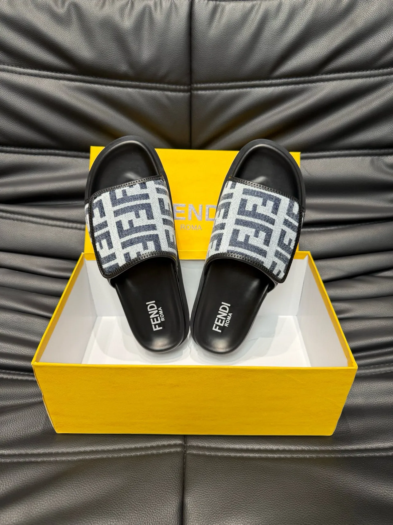 Fendi FF Monogram 拖鞋 5