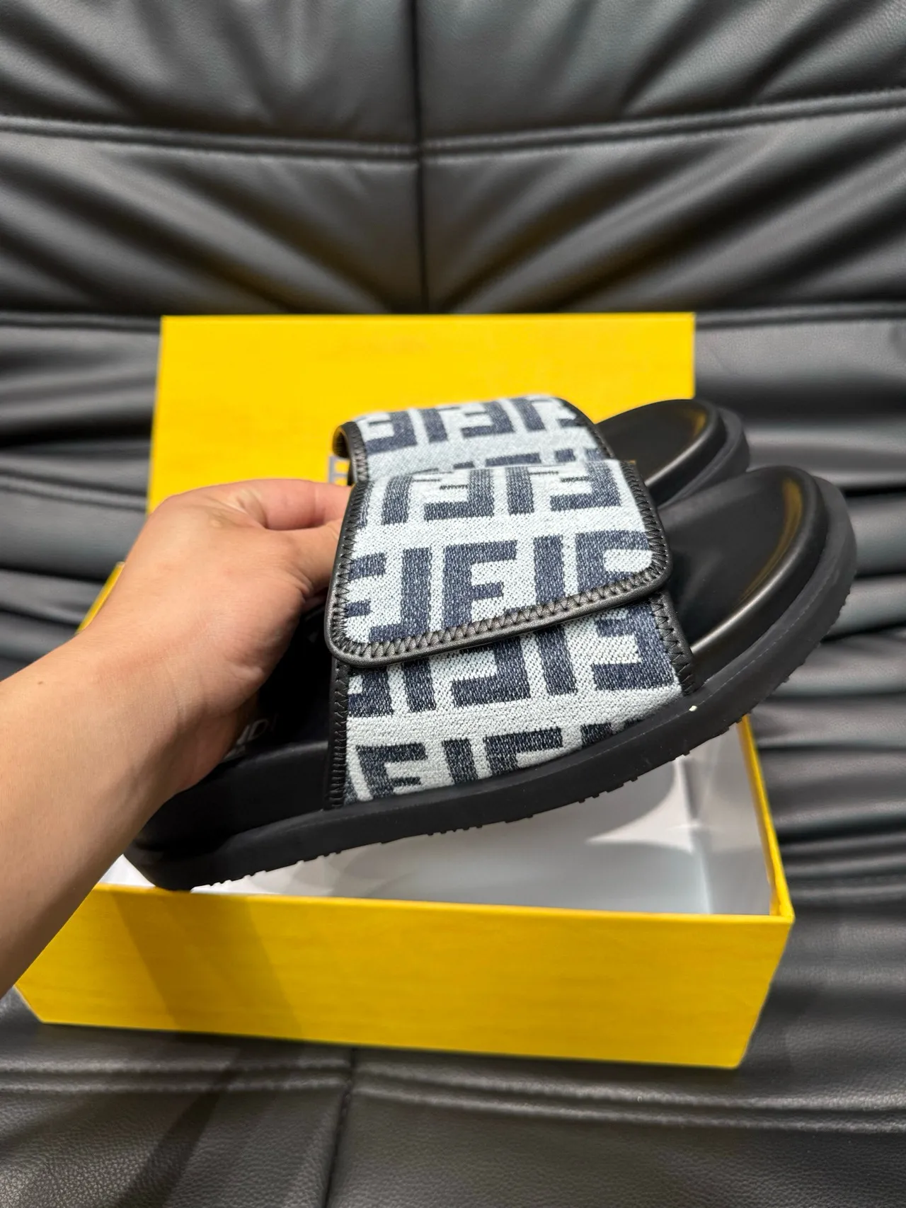 Fendi FF Monogram 拖鞋 6