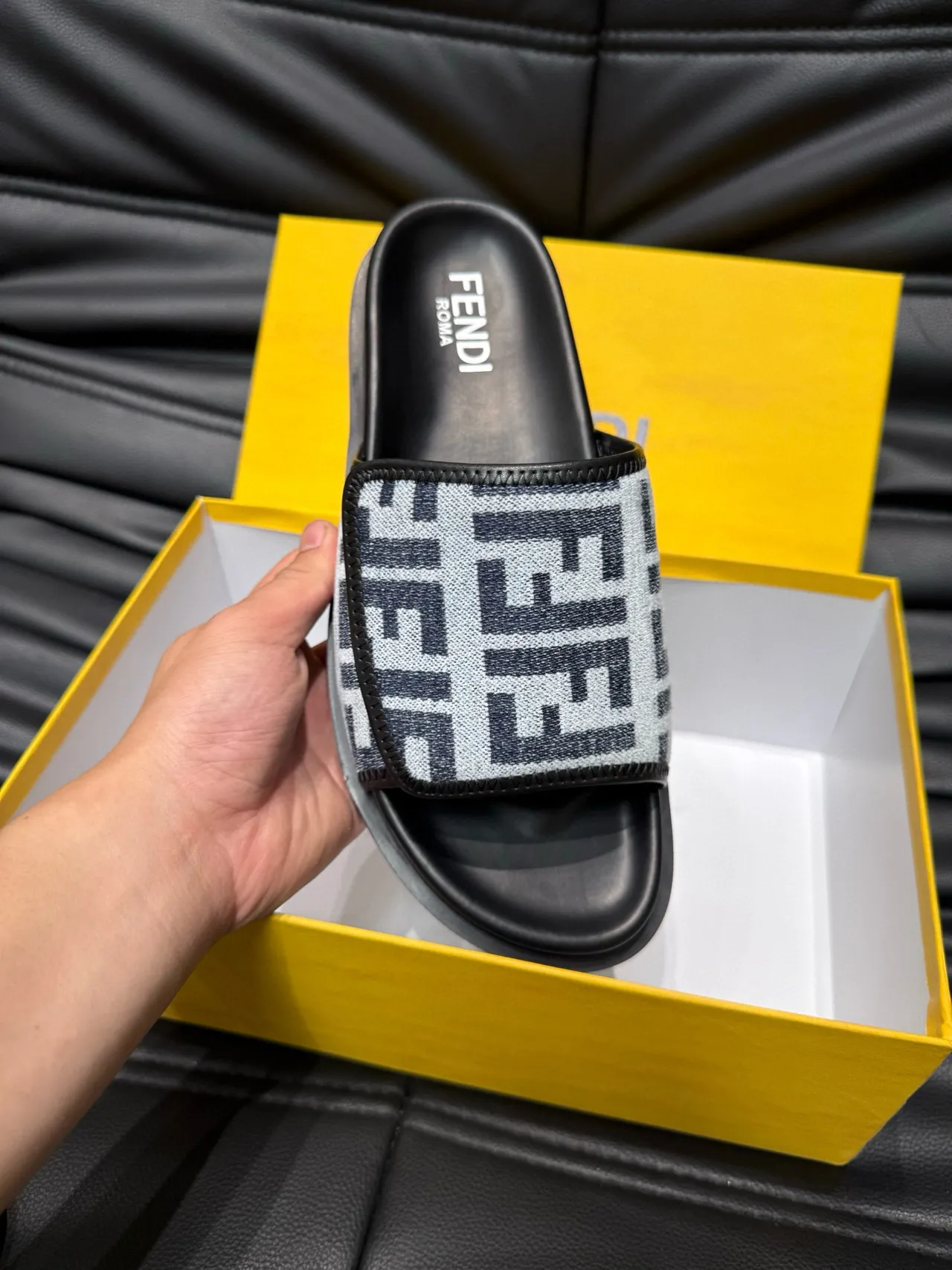 Fendi FF Monogram 拖鞋 7