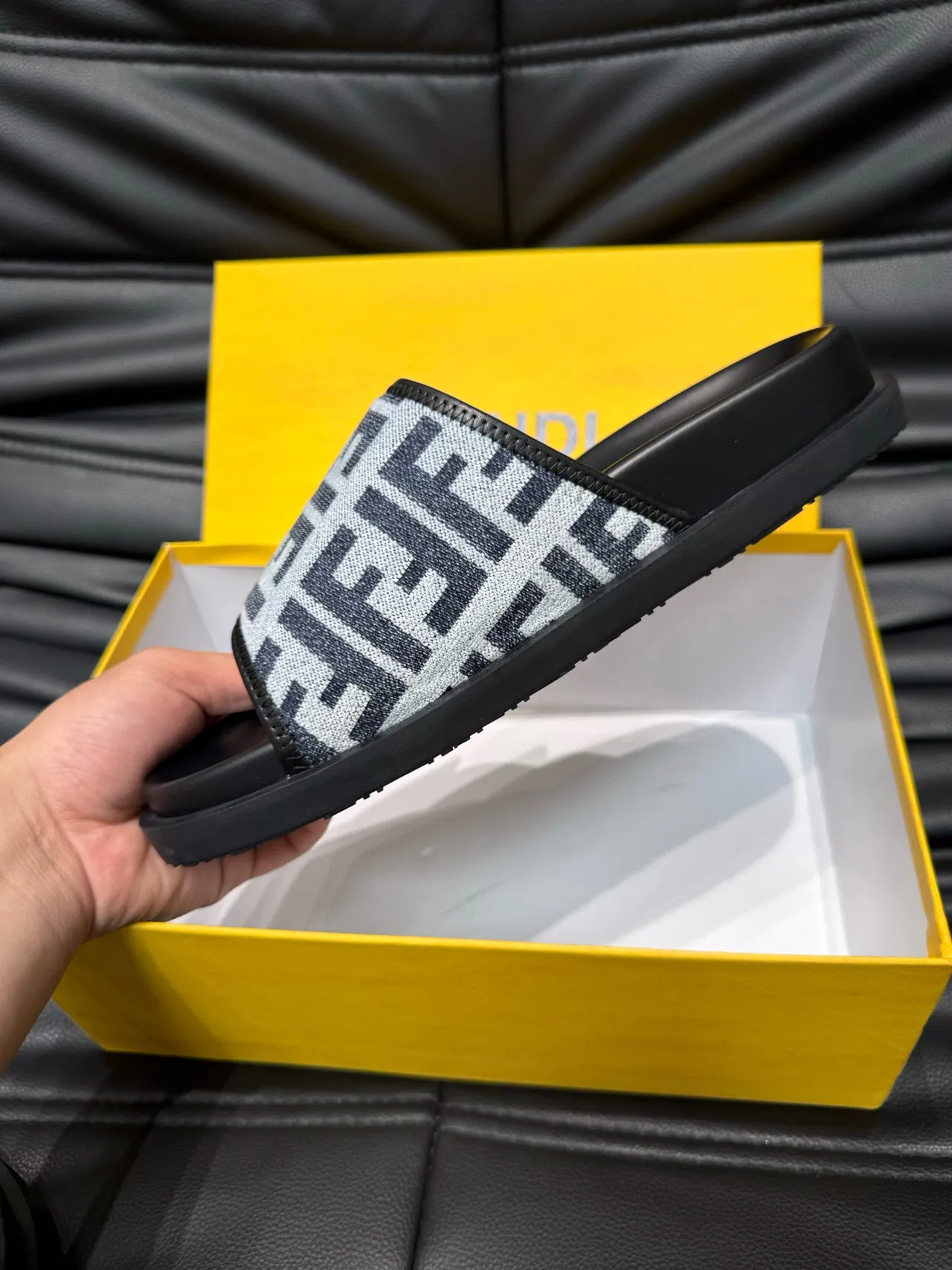Fendi FF Monogram 拖鞋 8
