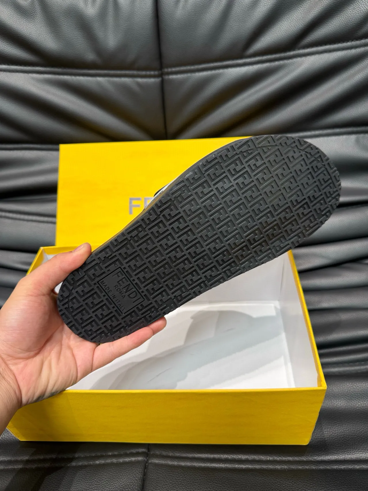 Fendi FF Monogram 拖鞋 9