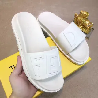 Fendi Ff Slide pantoufles en caoutchouc moulé blanches