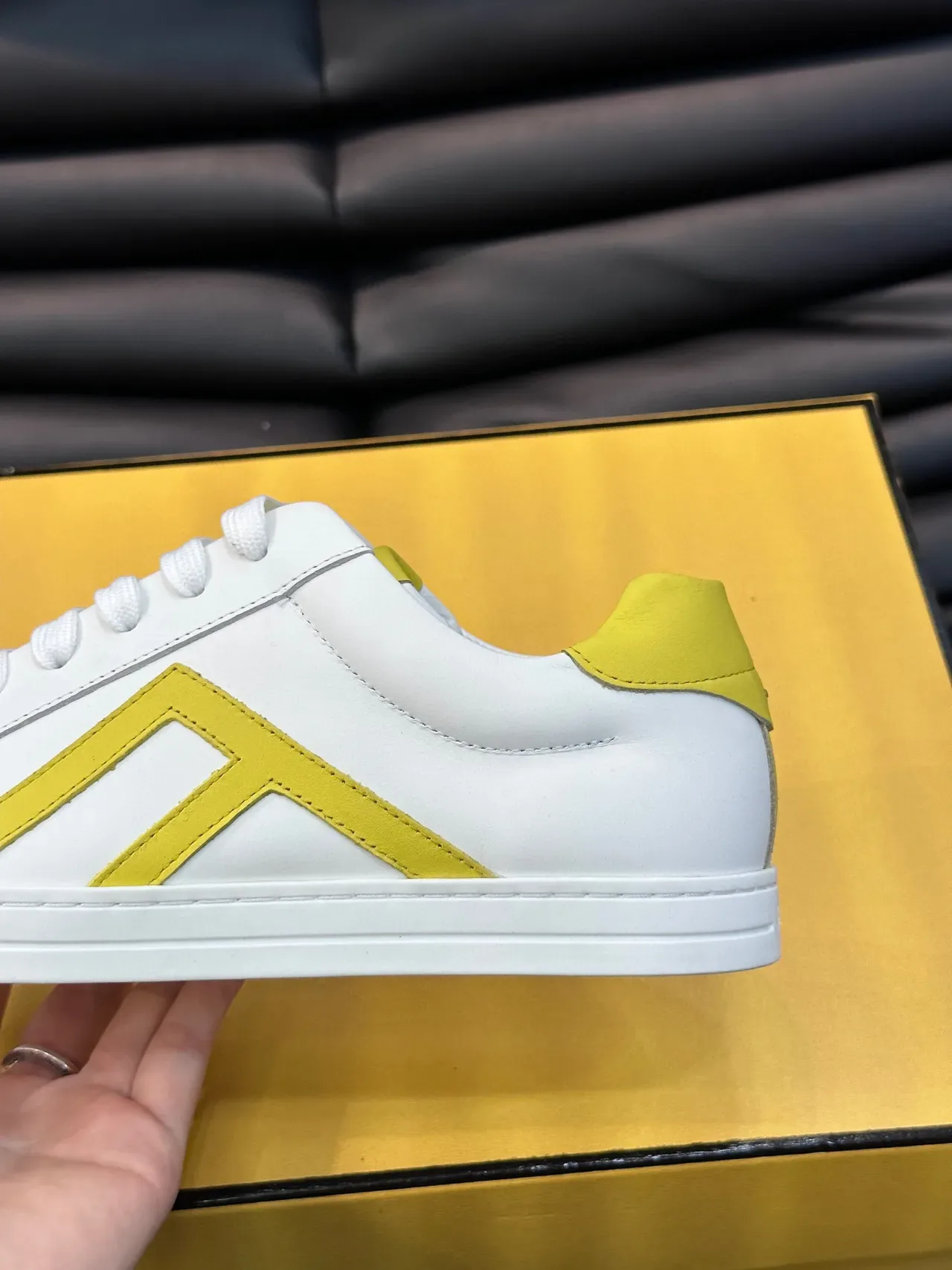 Fendi First Tênis Lifestyle de Couro Branco e Amarelo 3