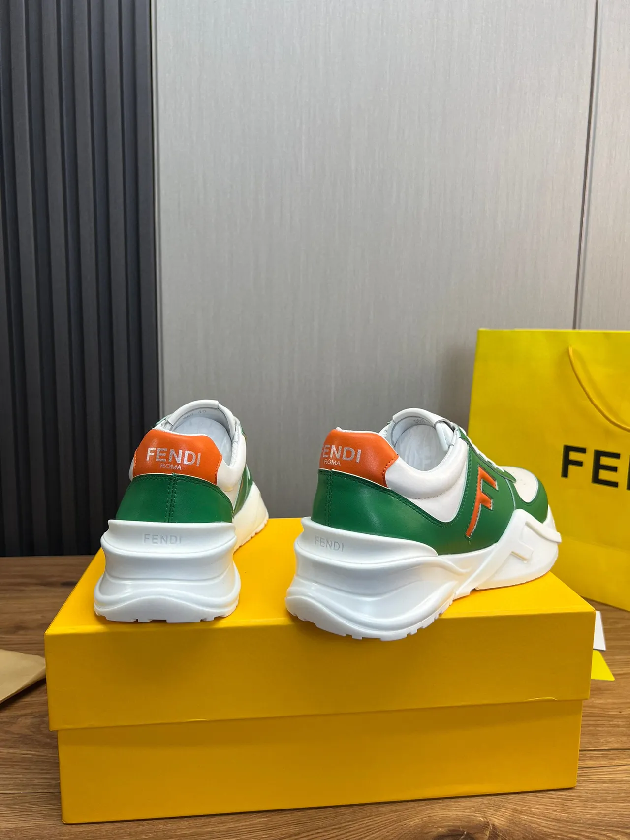 Fendi أخضر أبيض سول منحوت جلد و علوي مثقوب حذاء كاجوال كثيف 4