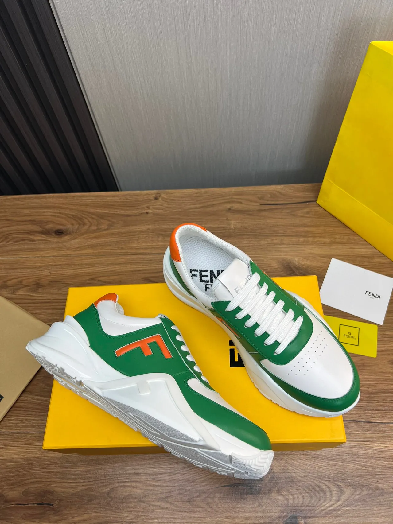Fendi أخضر أبيض سول منحوت جلد و علوي مثقوب حذاء كاجوال كثيف 5