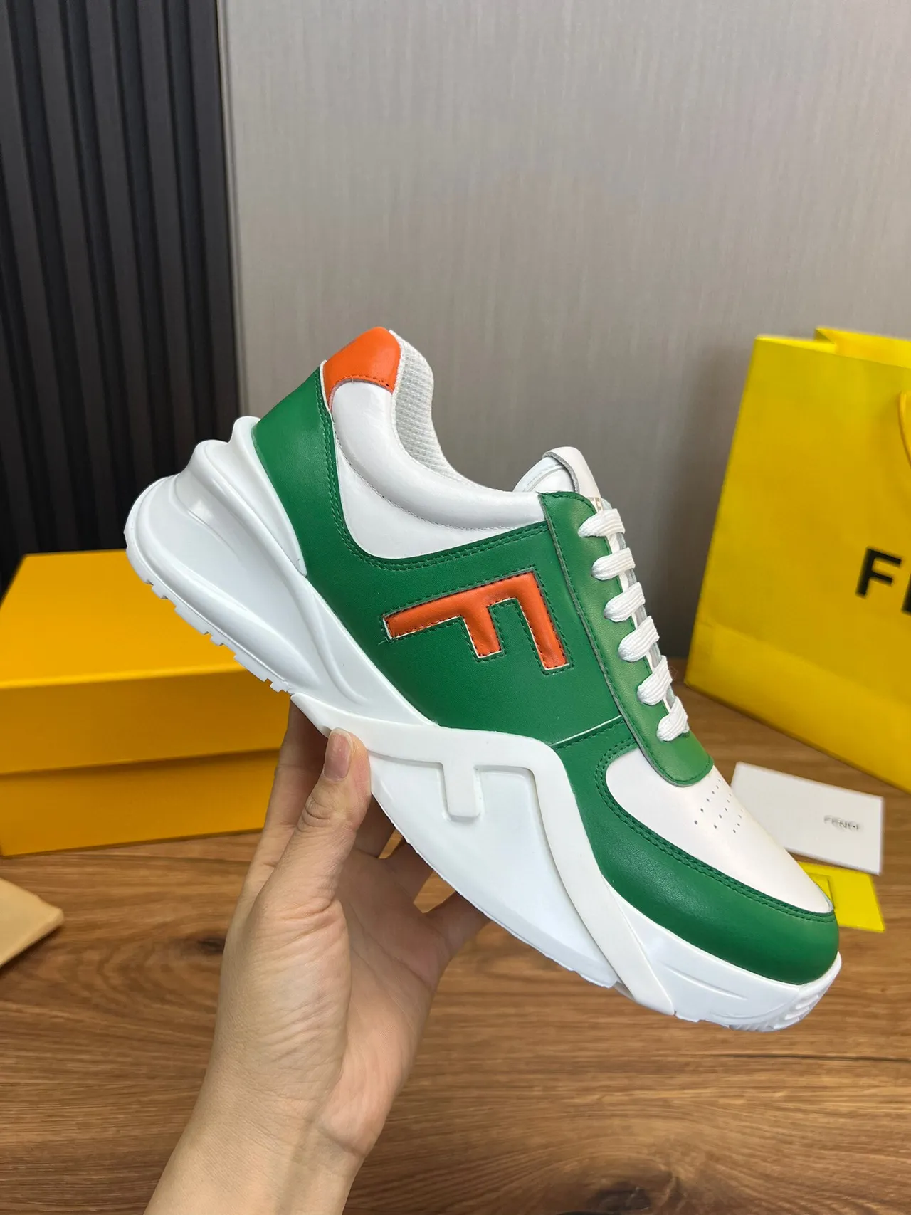Fendi أخضر أبيض سول منحوت جلد و علوي مثقوب حذاء كاجوال كثيف 6