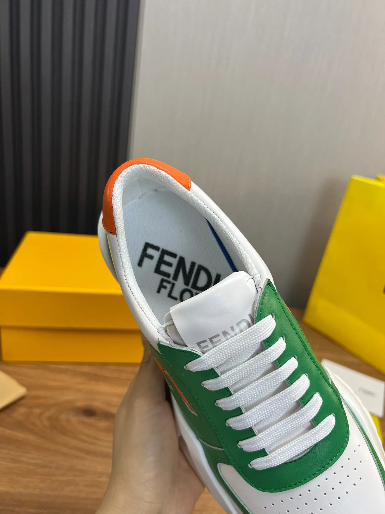 Fendi أخضر أبيض سول منحوت جلد و علوي مثقوب حذاء كاجوال كثيف 7