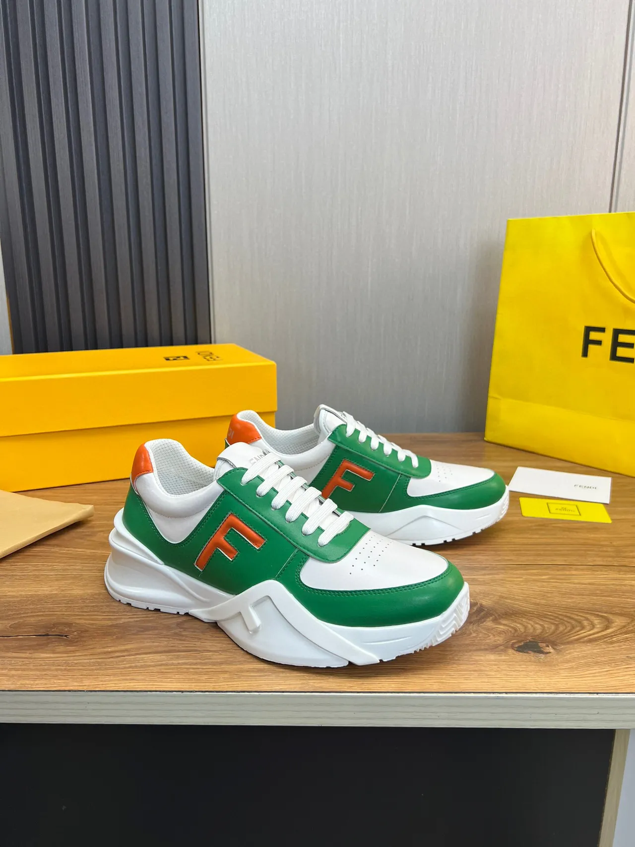 Fendi أخضر أبيض سول منحوت جلد و علوي مثقوب حذاء كاجوال كثيف 9