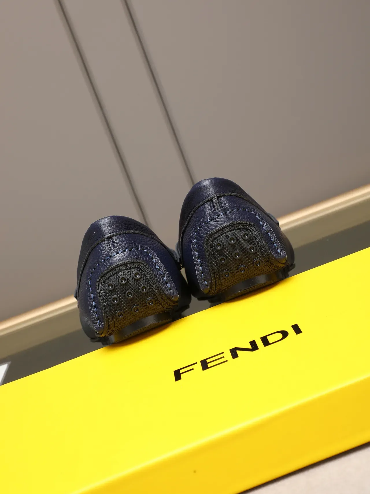 Fendi Loafer Marino Amarillo Cuero Granulado Costura Mocasín 3