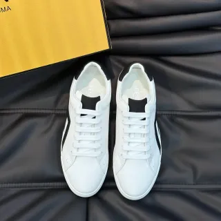 Fendi 白色和黑色皮革低帮生活方式运动鞋