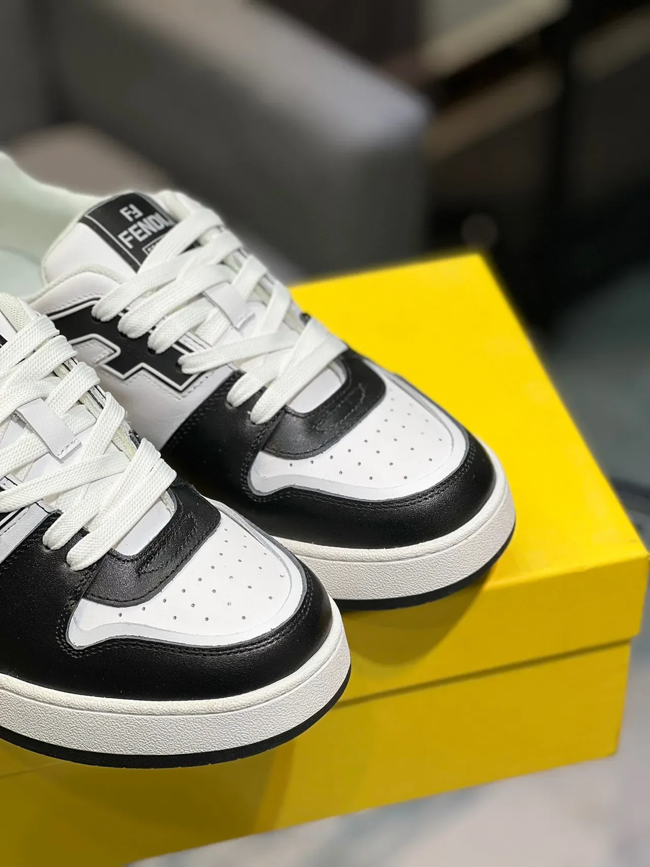 Fendi Sneakers Blancs et Noirs Low Top Deux Tons 3