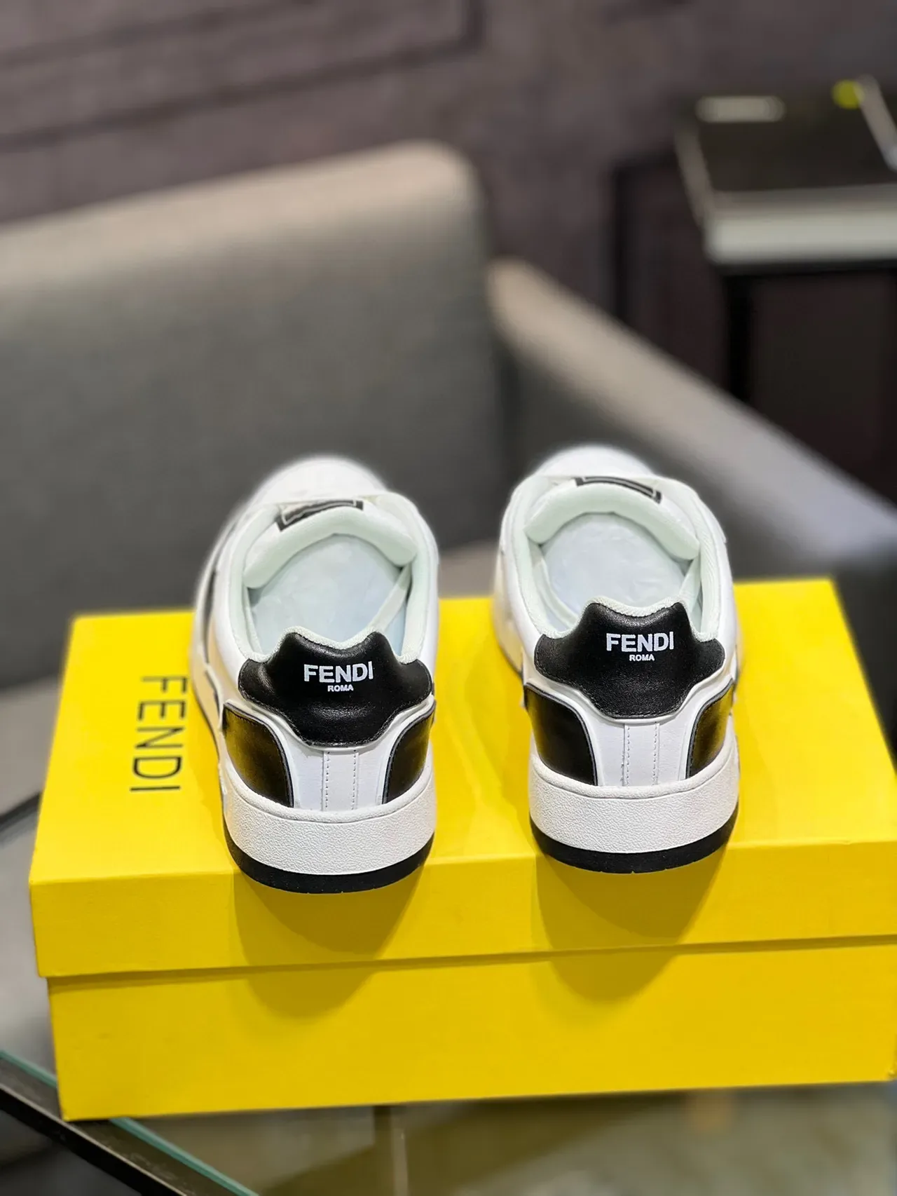Fendi Sneakers Blancs et Noirs Low Top Deux Tons 4