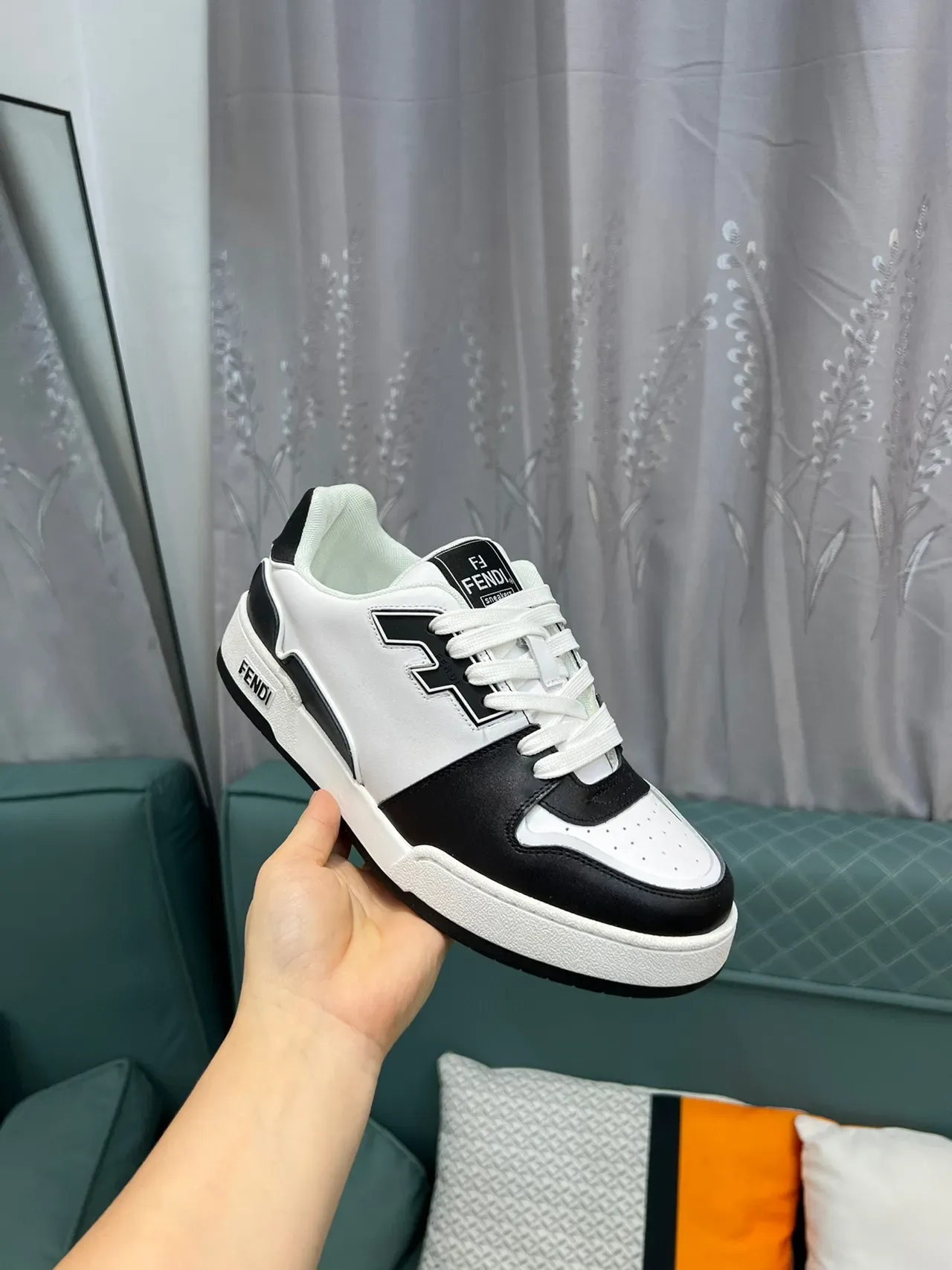 Fendi Sneakers Blancs et Noirs Low Top Deux Tons 6