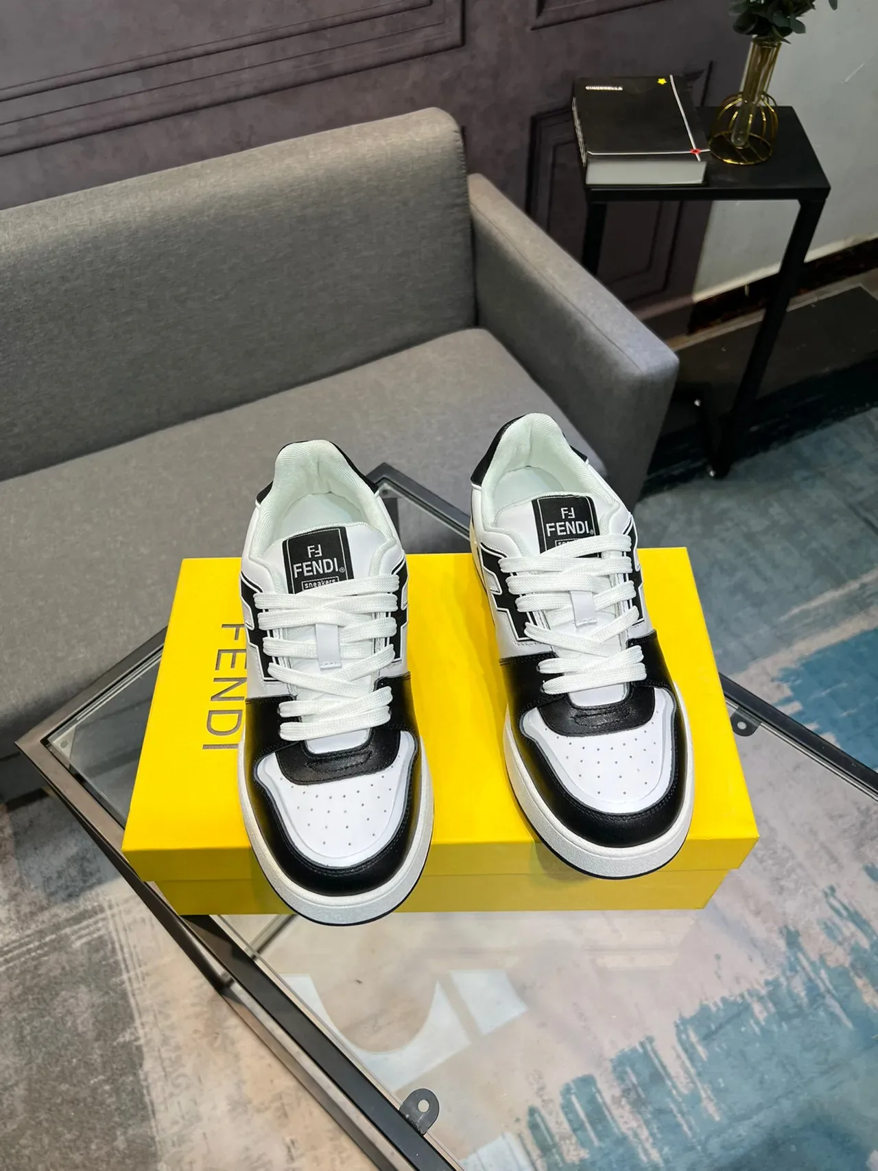 Fendi Sneakers Blancs et Noirs Low Top Deux Tons 7