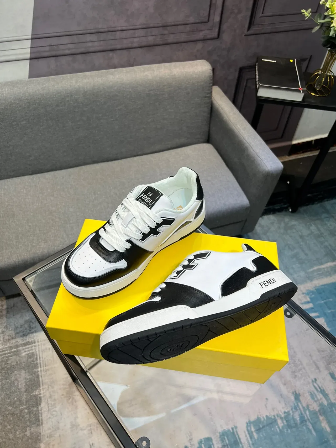 Fendi Sneakers Blancs et Noirs Low Top Deux Tons 8