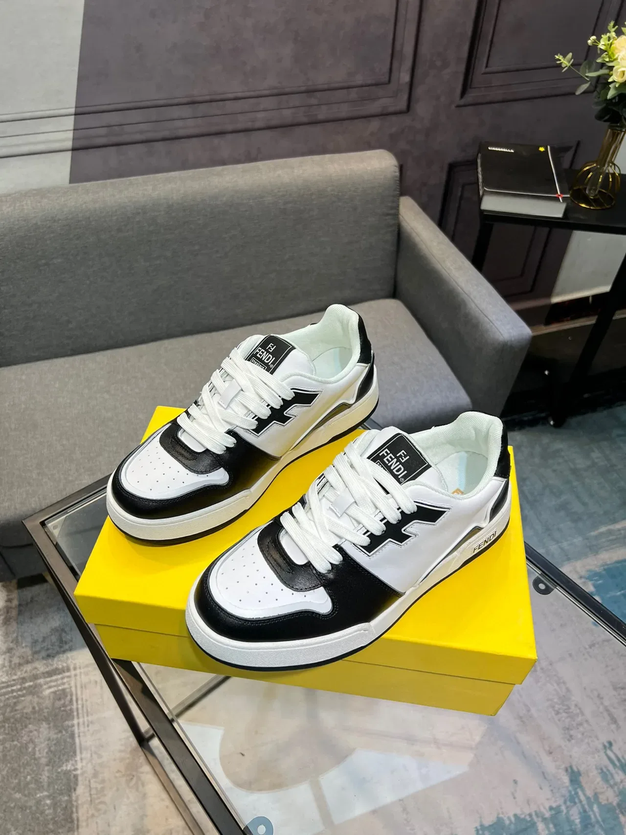 Fendi Sneakers Blancs et Noirs Low Top Deux Tons 9