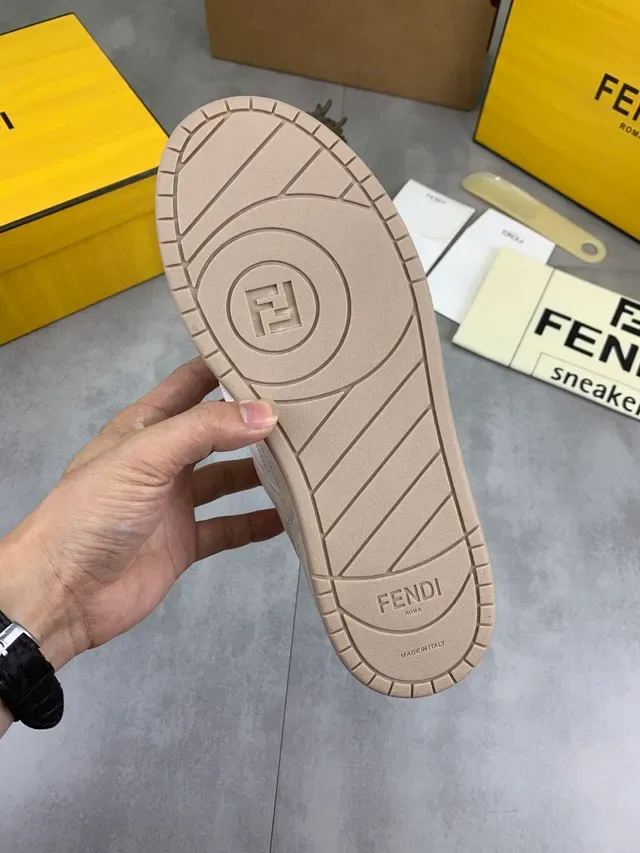 Fendi Sneakers Lifestyle Blanc et Rose Low-Top en Cuir 3