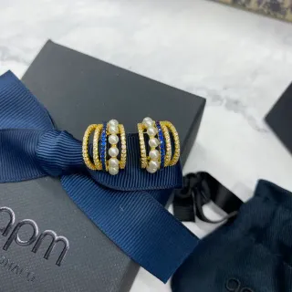 APM Monaco Pendientes aro con perlas y piedra azul de múltiples filas