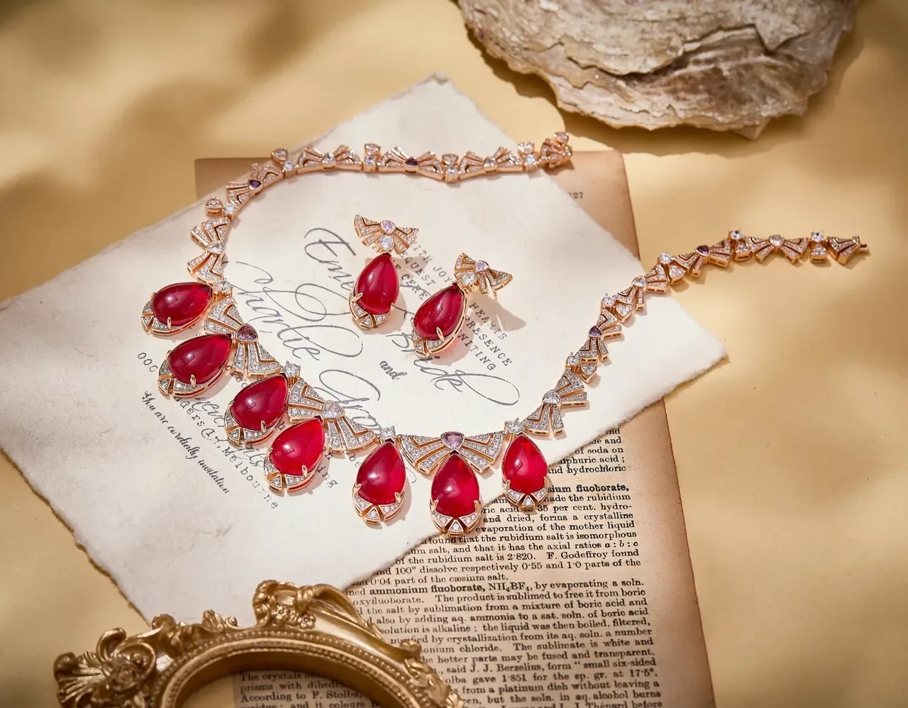 Collier inspiré de l'Art Déco avec gemme rouge en forme de larme et pavé de diamants 3