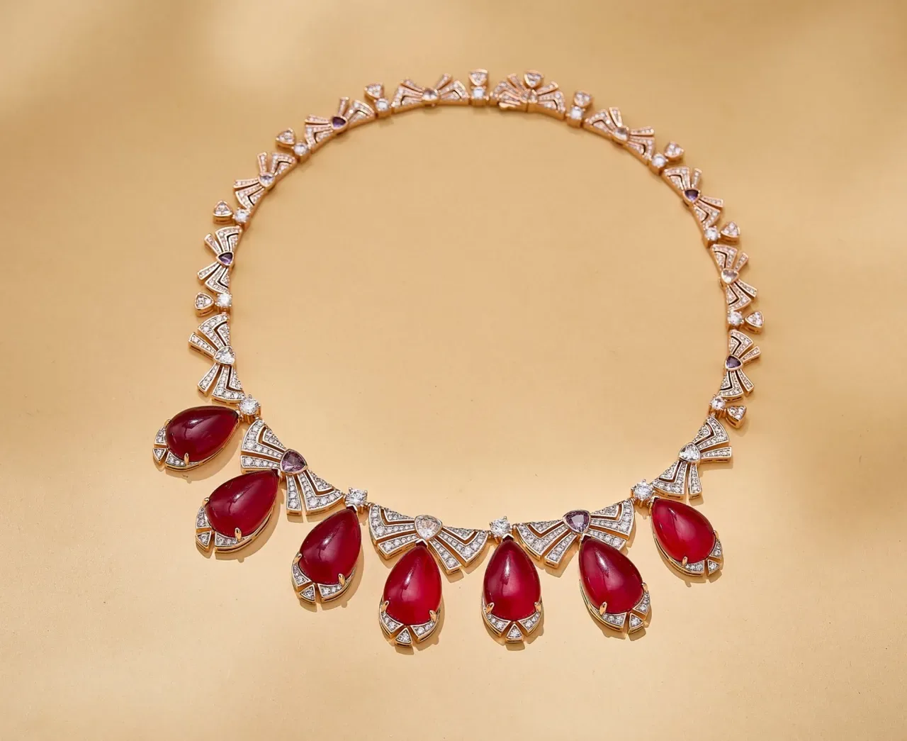 Collier inspiré de l'Art Déco avec gemme rouge en forme de larme et pavé de diamants 6