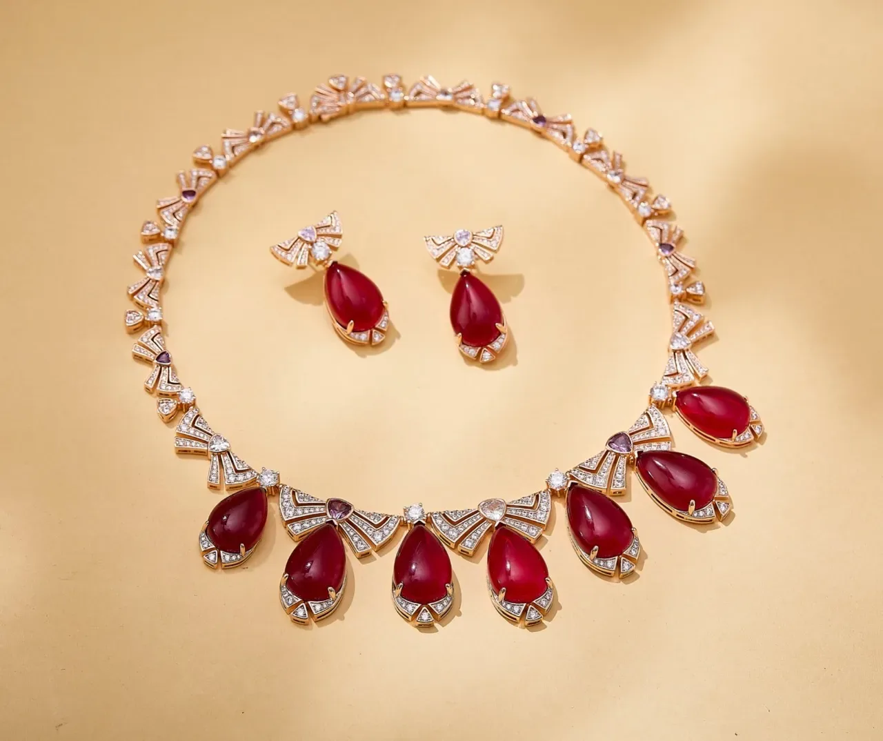 Collier inspiré de l'Art Déco avec gemme rouge en forme de larme et pavé de diamants 7